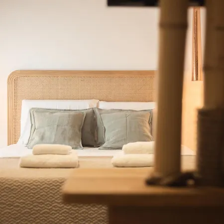 Private Apartment, Unique Location - Sea View *