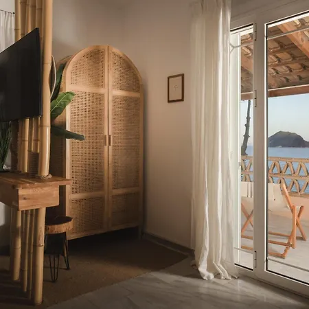 Private Apartment, Unique Location - Sea View * Lithakiá