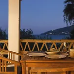 Private Apartment, Unique Location - Sea View * Λιθακιά