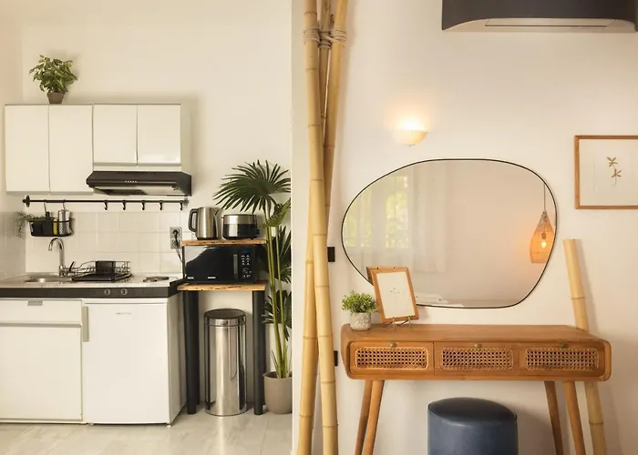 Private Apartment, Unique Location - Sea View דירה *