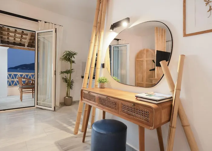 Private Apartment, Unique Location - Sea View * Литакия